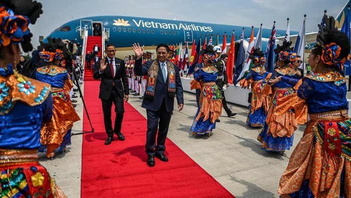 4 Perdana Menteri Tiba di Indonesia untuk KTT ASEAN Perdana Menteri Vietnam Pham Minh Chinh (kanan) didampingi Menparekraf Sandiaga Uno (kiri) disambut tarian tradisional saat tiba di Terminal VVIP Bandara Soekarno Hatta, Banten, Senin (4/9/2023). ANTARA FOTO/Media Center KTT ASEAN 2023/Raisan Al Farisi/aww.