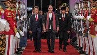 Perdana Menteri Cook Island Mark Brown (tengah) didampingi Pj Gubernur Banten Al Muktabar (kanan) dan Sekjen Kementerian Perhubungan Novie Riyanto (kiri) berjalan menuju Gedung VIP Terminal 3 Bandara Soekarno Hatta, Banten, Minggu (3/9/2023). ANTARA FOTO/Media Center KTT ASEAN 2023/Raisan Al Farisi  
