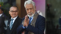 Perdana Menteri Timor Leste Xanana Gusmao (kanan) didampingi Staf Ahli Bidang Manajemen Talenta Kemdikbudristek Tatang Muttaqin (kiri) berjalan setibanya di Gedung VVIP Terminal 3 Bandara Soekarno Hatta, Banten, Senin (4/9/2023). ANTARA FOTO/Media Center KTT ASEAN 2023/Muhammad Adimaja  