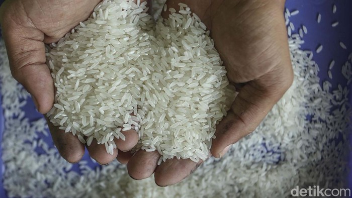 Harga beras di pasaran naik gila-gilaan. Kenaikan itu terjadi karena adanya kenaikan harga gabah baik GKP (Gabah Kering Panen) maupun GKG (Gabah Kering Giling).