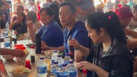 Di Semarang, Jawa Tengah AHY pun tak mau ketinggalan mencicipi Bubur Ayam AIE. Menurutnya buburnya enak untuk jadi menu sarapan. Foto: Instagram @agusyudhoyono