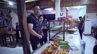 Saat di Pacitan, AHY bersama Annisa Yudhoyono dan putrinya Aira menikmati  nasi goreng jawa di Warung Makan Parigogo. Rupanya ini rekomendasi dari SBY. Foto: Instagram @agusyudhoyono