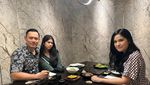 Hobi Jajan Kuliner Tradisional, Ini Momen AHY Makan Bakso hingga Ayam Goreng