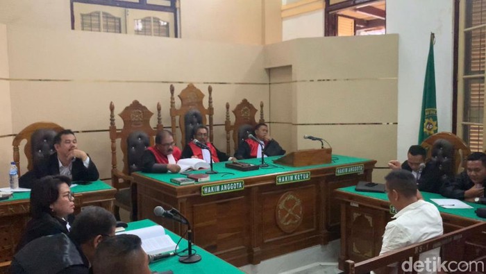 AKBP Achiruddin Hasibuan bertakbir sambil mengangkat tangan di dalam sidang