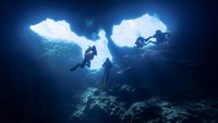 Salah satu yang menarik adalah gua bawah air yang dikenal sebagai Blue Hole, di mana penyelam bisa menyaksikan permainan cahaya dan bayangan yang unik.