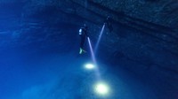 Tebing dan gua bawah air di sini adalah rumah bagi berbagai spesies laut, termasuk belut moray, lobster, dan nudibranch berwarna-warni.