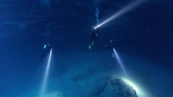 Di 1984, ekspedisi penyelaman gua tiga orang ke Gua Sterkfontein di Afrika Selatan berakhir tragis. Peter Verhulsel senang meninggalkan jalur aman untuk menjelajah dan akhirnya tersesat di labirin terowongan. Ia berhasil menemukan jalan ke pantai bawah tanah yang memiliki udara, tapi tak ada cukup oksigen di tangki untuk kembali. Ia terjebak menunggu dalam kegelapan pekat dan berharap diselamatkan. Pencarian enam minggu dilakukan. Akhirnya jasadnya ditemukan dan otopsi menyatakan ia meninggal karena kelaparan setelah sekitar tiga minggu. Foto: REUTERS/MARKO DJURICA