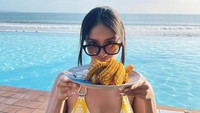 Banyak yang penasaran dengan salah satu tato di tubuh Anya Geraldine. Foto: Instagram Anya Geraldine