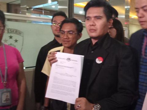 Muhammad Zainul Arifin selaku Ketua umum Asosiasi Lawyer Muslim Indonesia adukan 26 artis ke polisi terkait judi online.