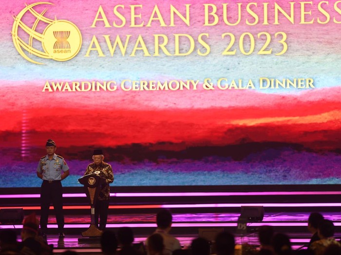 Wakil Presiden Maruf Amin (kanan) membuka ASEAN Business Awards 2023 di Ritz-Carlton, Jakarta, Senin (04/09/2023). MEDIA CENTER KTT ASEAN 2023/Prasetia Fauzani/pras.