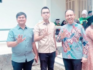 Anggota DPRD Sumut dari Gerindra Pose 5 Jari Bareng Ketua NasDem Medan
