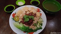 Untuk menu Bakmi Vegan Char Siu penampilannya tampak seperti ayam char siu asli. Warnanya yang merah menggoda dengan aroma rempah yang harum menggiurkan. Foto: detikcom