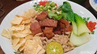Selain char siu ada juga menu bakmi brisket yang tak kalah enak. Walaupun terbuat dari bahan nabati tetapi tekstur dan aroma smokeynya mirip seperti brisket hewani. Foto: detikcom