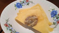 Sebagai pelengkapnya kamu bisa memesan pangsit goreng dengan isian jamur. Tekstur renyah kulit pangsit diisi dengan cincangan jamur yang legit. Foto: detikcom