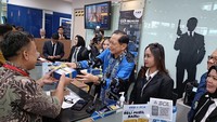 Presiden Direktur BCA Jahja Setiaatmadja secara langsung melayani dan menyapa nasabah istimewa pada momen Hari Pelanggan Nasional 2023 di KCU BCA City Tower, Jakarta, Senin (4/9/2023). Selain itu, BCA juga memberikan cenderamata kepada nasabah sebagai ungkapan terima kasih.