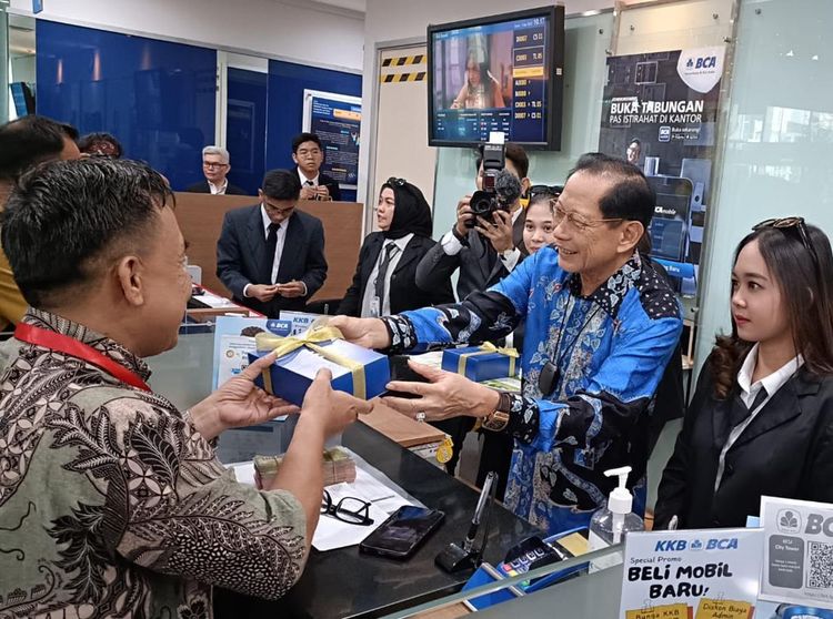Rayakan Hari Pelanggan Nasional, BCA Bagikan Cenderamata