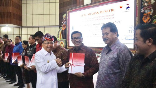 Bupati Tabanan I Komang Gede Sanjaya menerima dokumen Haluan Pembangunan Bali 100 Tahun.