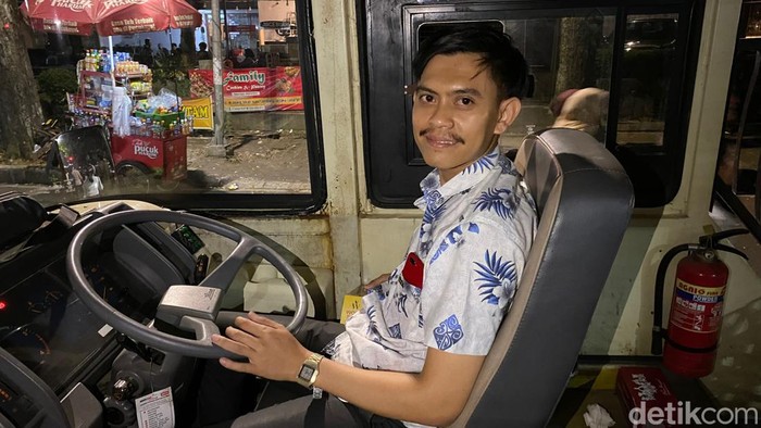 Deni sopir bus Bandros yang antar penonton WJF 2023 dari kantung parkir ke Siliwangi