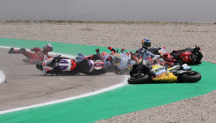 MotoGP - Catalunya Grand Prix - Circuit de Barcelona-Catalunya, Barcelona, Spain - September 3, 2023 Gresini Racing MotoGPs Alex Marquez,  Gresini Racing MotoGPs Fabio Di Giannantonio, Pramac Racings Johann Zarco  and Mooney VR46 Racing Teams Marco Bezzecchi crash at the start of the during the MotoGP race REUTERS/Nacho Doce