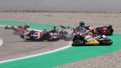 Detik-detik Kecelakaan Horor di MotoGP Catalunya