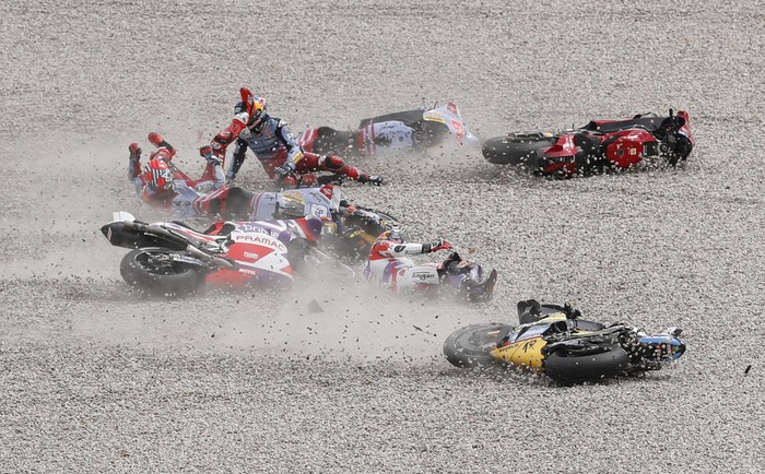 MotoGP - Catalunya Grand Prix - Circuit de Barcelona-Catalunya, Barcelona, Spain - September 3, 2023 Pramac Racings Johann Zarco, Gresini Racing MotoGPs Alex Marquez, Gresini Racing MotoGPs Fabio Di Giannantonio and Mooney VR46 Racing Teams Marco Bezzecchi crash at the start of the MotoGP race REUTERS/Bruna Casas