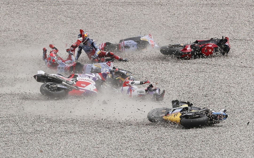 MotoGP - Catalunya Grand Prix - Circuit de Barcelona-Catalunya, Barcelona, Spain - September 3, 2023 Pramac Racing's Johann Zarco, Gresini Racing MotoGP's Alex Marquez, Gresini Racing MotoGP's Fabio Di Giannantonio and Mooney VR46 Racing Team's Marco Bezzecchi crash at the start of the MotoGP race REUTERS/Bruna Casas