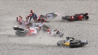 Empat pebalap lainnya yaitu Marco Bezzecchi (Mooney VR46 Racing Team), Johann Zarco (Pramac Racing), dan duo Gresini Racing Fabio Di Giannantonio-Alex Marqeuz. Kelimanya berakhir di gravel.  REUTERS/Bruna Casas  