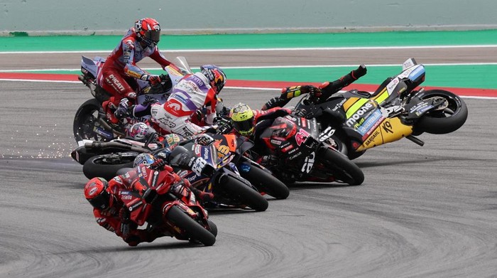 MotoGP - Catalunya Grand Prix - Circuit de Barcelona-Catalunya, Barcelona, Spain - September 3, 2023 Gresini Racing MotoGPs Alex Marquez,  Gresini Racing MotoGPs Fabio Di Giannantonio, Pramac Racings Johann Zarco  and Mooney VR46 Racing Teams Marco Bezzecchi crash at the start of  the MotoGP race REUTERS/Nacho Doce     TPX IMAGES OF THE DAY