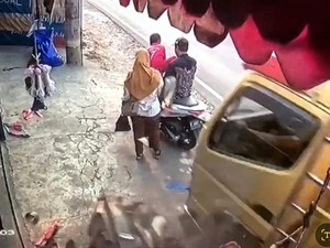 Truk Maut Tabrak Sekeluarga Baru Keluar Toko di Sukabumi, Anak Selamat