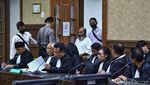 Dicecar Jaksa, Lukas Enembe Ngamuk Lempar Mik di Ruang Sidang