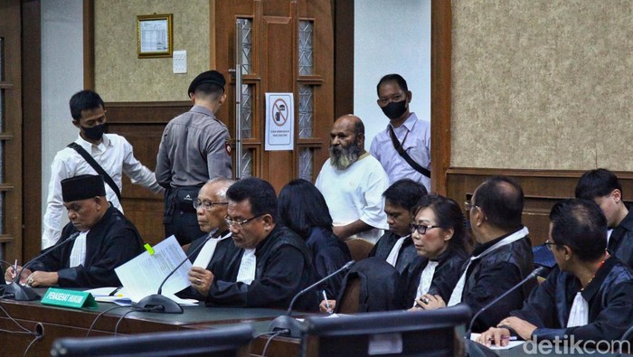 Lukas Enembe mengikuti sidang di Pengadilan Tipikor, Jakarta. Lukas Enembe sempat mengamuk dan melempar mikrofon atau mik di ruang sidang.