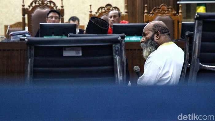 Lukas Enembe mengikuti sidang di Pengadilan Tipikor, Jakarta. Lukas Enembe sempat mengamuk dan melempar mikrofon atau mik di ruang sidang.