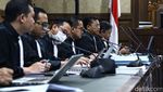 Dicecar Jaksa, Lukas Enembe Ngamuk Lempar Mik di Ruang Sidang