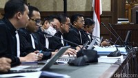 Jaksa awalnya bertanya soal penukaran uang yang dilakukan Lukas Enembe dengan saksi bernama Dommy Yamamoto. Penukaran uang itu disebut dilakukan Lukas melalui ajudannya.   