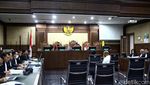 Dicecar Jaksa, Lukas Enembe Ngamuk Lempar Mik di Ruang Sidang
