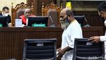 Dicecar Jaksa, Lukas Enembe Ngamuk Lempar Mik di Ruang Sidang