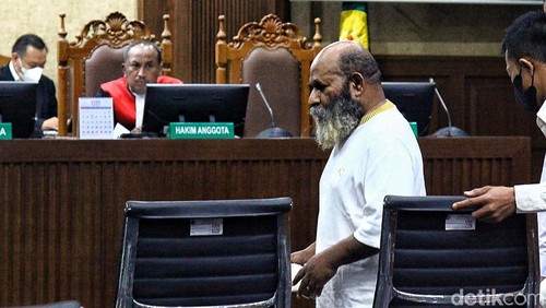 Lukas Enembe mengikuti sidang di Pengadilan Tipikor, Jakarta. Lukas Enembe sempat mengamuk dan melempar mikrofon atau mik di ruang sidang.