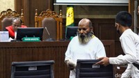 Terdakwa kasus dugaan suap dan gratifikasi Lukas Enembe mengikuti sidang di Pengadilan Tipikor, Jakarta, Senin (4/9/2023).  