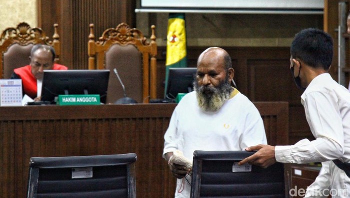 Lukas Enembe mengikuti sidang di Pengadilan Tipikor, Jakarta. Lukas Enembe sempat mengamuk dan melempar mikrofon atau mik di ruang sidang.