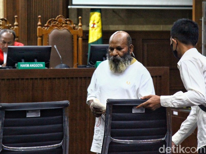 Lukas Enembe mengikuti sidang di Pengadilan Tipikor, Jakarta. Lukas Enembe sempat mengamuk dan melempar mikrofon atau mik di ruang sidang.