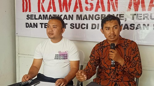 Direktur Walhi Bali, Made Krisna Dinata, dan Kuasa Hukum Walhi Bali, I Made Juli Untung Pratama ketika ditemui di Sekertariat Walhi Bali, Jalan Dewi Madri IV Denpasar, Bali pada Senin (4/9/2023). (Ni Made Lastri Karsiani Putri-detikBali)