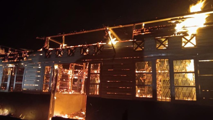 Kantor Badan Kepegawaian dan Pengembangan Sumber Daya Manusia (BKPSDM) Kabupaten Dogiyai, Papua Tengah hangus terbakar.
