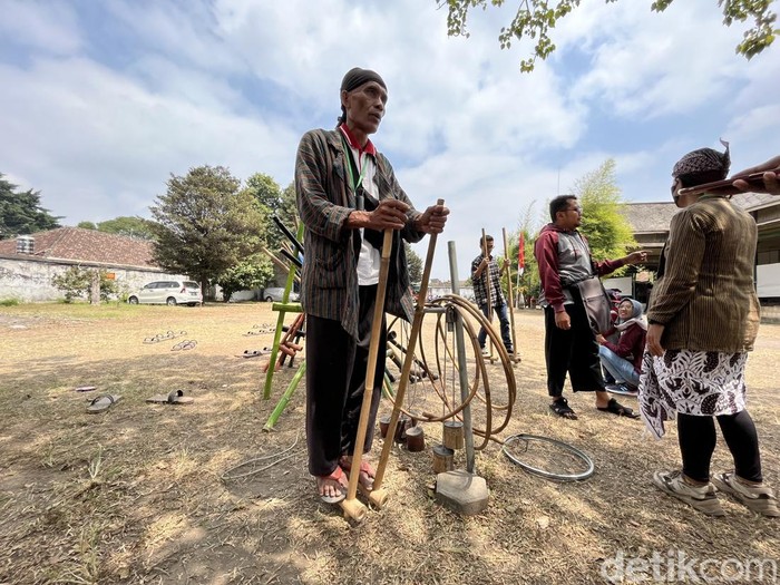 Egrang adalah salah satu permainan tradisional yang terbuat dari bambu setinggi kurang lebih 150 cm. Pemainnya memegang dua bilah bambu dan harus berdiri di pijakannya sembari menyeimbangkan tubuh. Pemain harus berjalan menggunakan egrang dari titik awal hingga titik akhir.