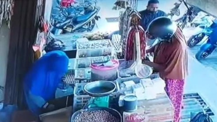 Emak-emak di Gowa terekam CCTV mencuri tahu hingga kacang milik pedagang sembako di pasar. Dokumen Istimewa