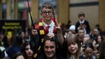 Fans Harry Potter Penuhi Stasiun Kings Cross London Rayakan Hogwarts Day
