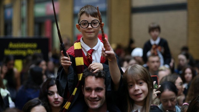 Fans Harry Potter Penuhi Stasiun Kings Cross London Rayakan Hogwarts Day Harry Potter fans gather during Back to Hogwarts Day at Kings Cross Station in London, Britain, September 1, 2023. REUTERS/Hollie Adams