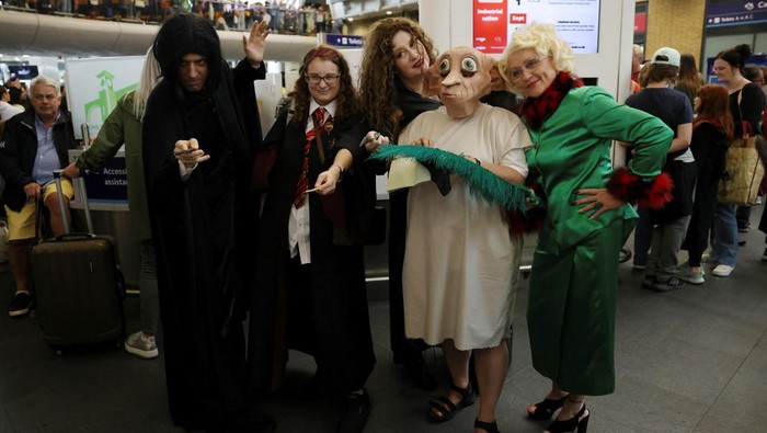 Fans Harry Potter Penuhi Stasiun Kings Cross London Rayakan Hogwarts Day Harry Potter fans gather during Back to Hogwarts Day at Kings Cross Station in London, Britain, September 1, 2023. REUTERS/Hollie Adams