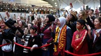 Ribuan Potterhead, julukan penggemar cerita fiksi ternama Harry Potter, datang dari penjuru Inggris dan negara lainnya. Mereka mengenakan jubah, syal dan dasi bermerek Hogwarts layaknya karakter dalam buku karangan JK Rowling yang sangat terkenal.