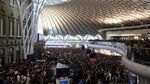 Fans Harry Potter Penuhi Stasiun Kings Cross London Rayakan Hogwarts Day