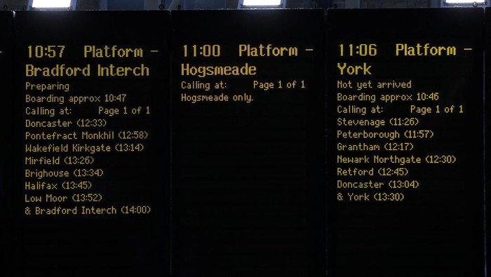 Fans Harry Potter Penuhi Stasiun Kings Cross London Rayakan Hogwarts Day Harry Potter fans gather during Back to Hogwarts Day at Kings Cross Station in London, Britain, September 1, 2023. REUTERS/Hollie Adams